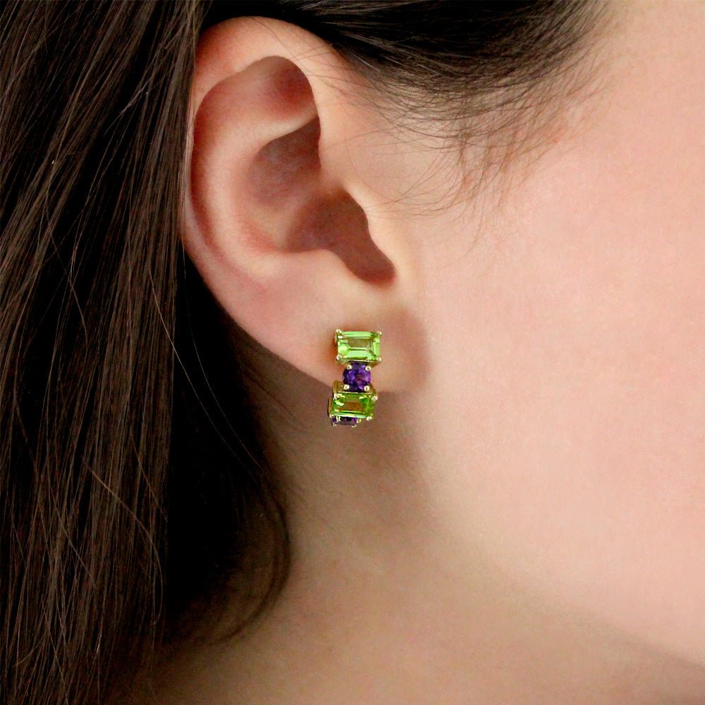 Modelo con Pendientes tipo medio aro o criolla eternity de oro amarillo con peridotos rectangulares y amatistas redondas.