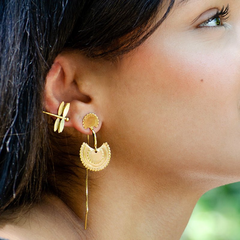 Modelo luciendo los Pendientes con motivo en forma de flor semicircular y detalle de cadena, de Vermeil de oro amarillo de 18 quilates.