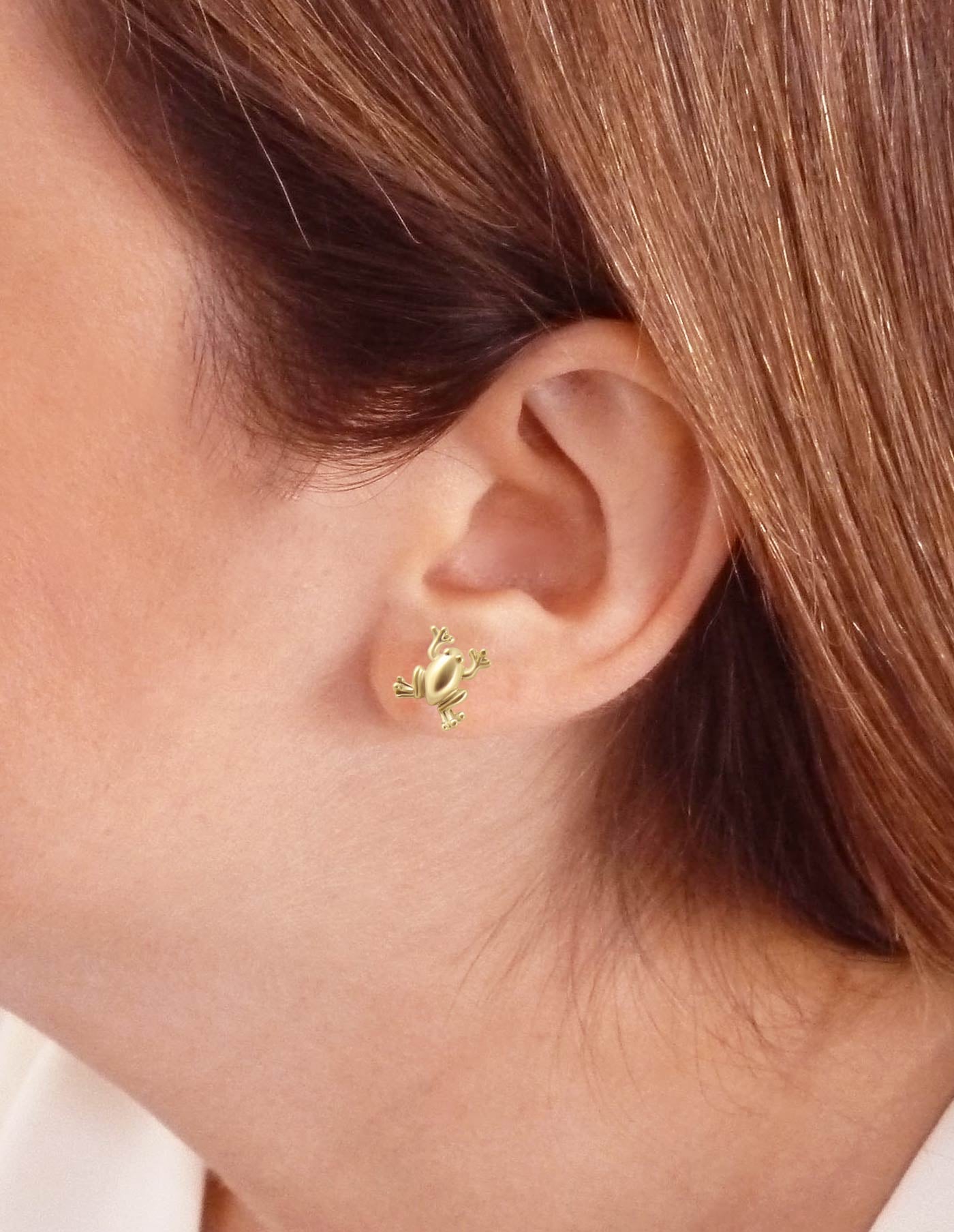 Modelo con Pendientes de Oro Vermeil amarillo en forma de rana.