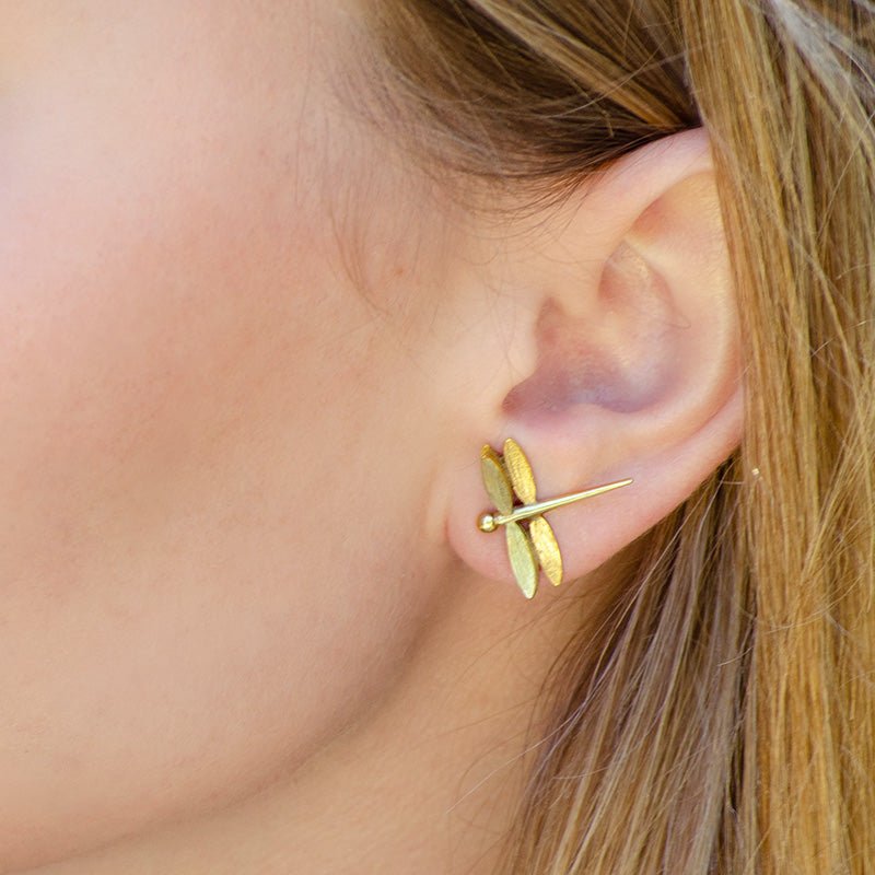 Modelo con Pendientes de Oro Vermeil amarillo, con forma de libélula, con alas acabado en mate y cuerpo acabado en brillo.