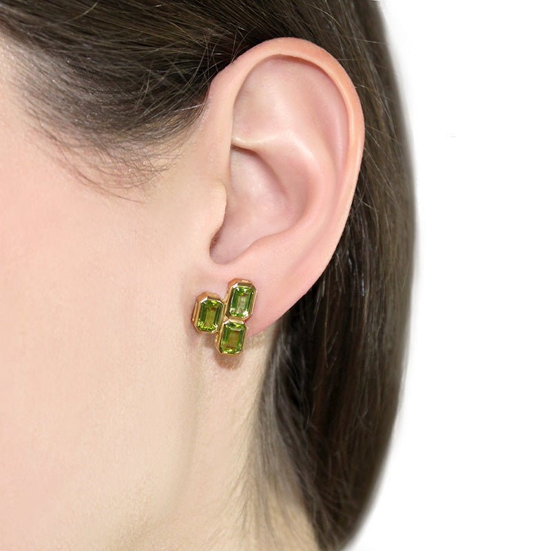 Modelo luciendo Pendientes de Oro Vermeil amarillo y 6 peridotos naturales.