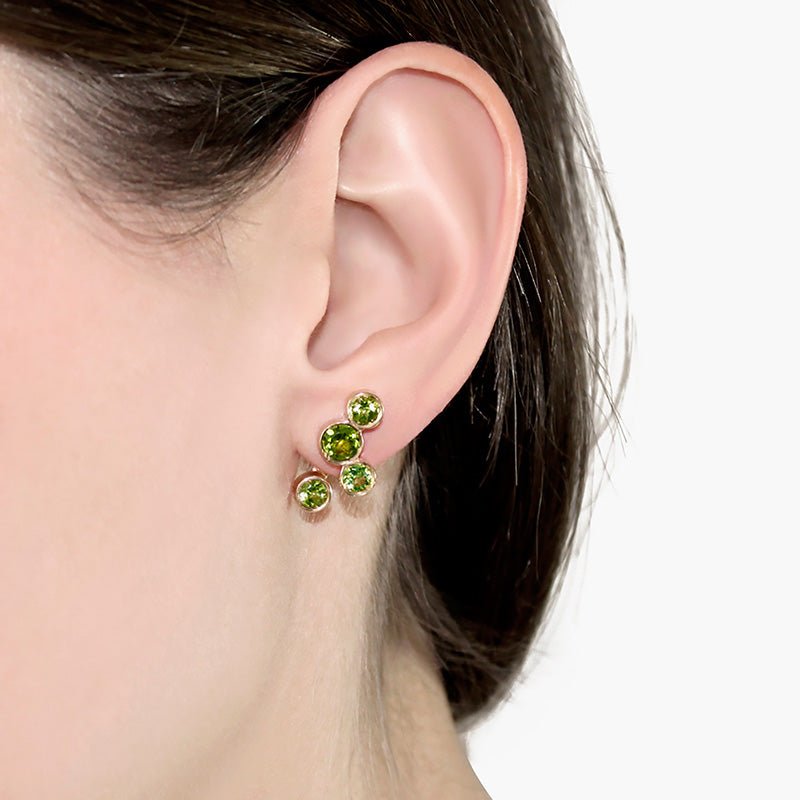 Modelo luciendo Pendientes de Oro Vermeil amarillo y 8 peridotos naturales.