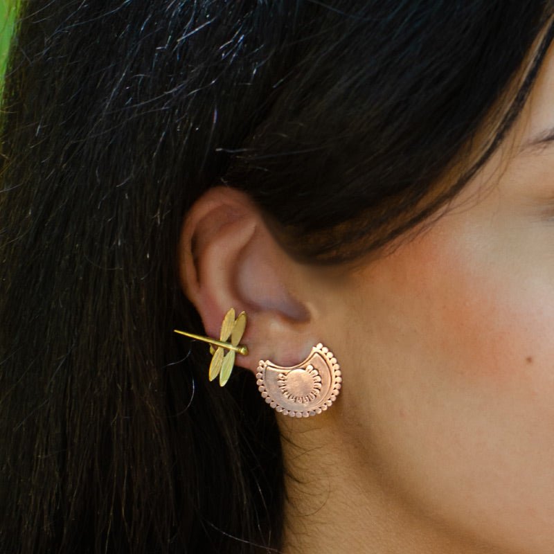 Modelo luciendo los Pendientes de Oro Vermeil rosa, en forma de flor semicircular elaborada con corte láser.