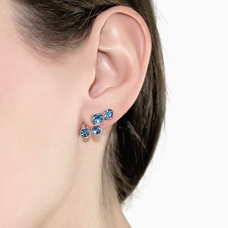 Modelo con  Pendientes de Oro Vermeil rosa y 8 topacios azules naturales.