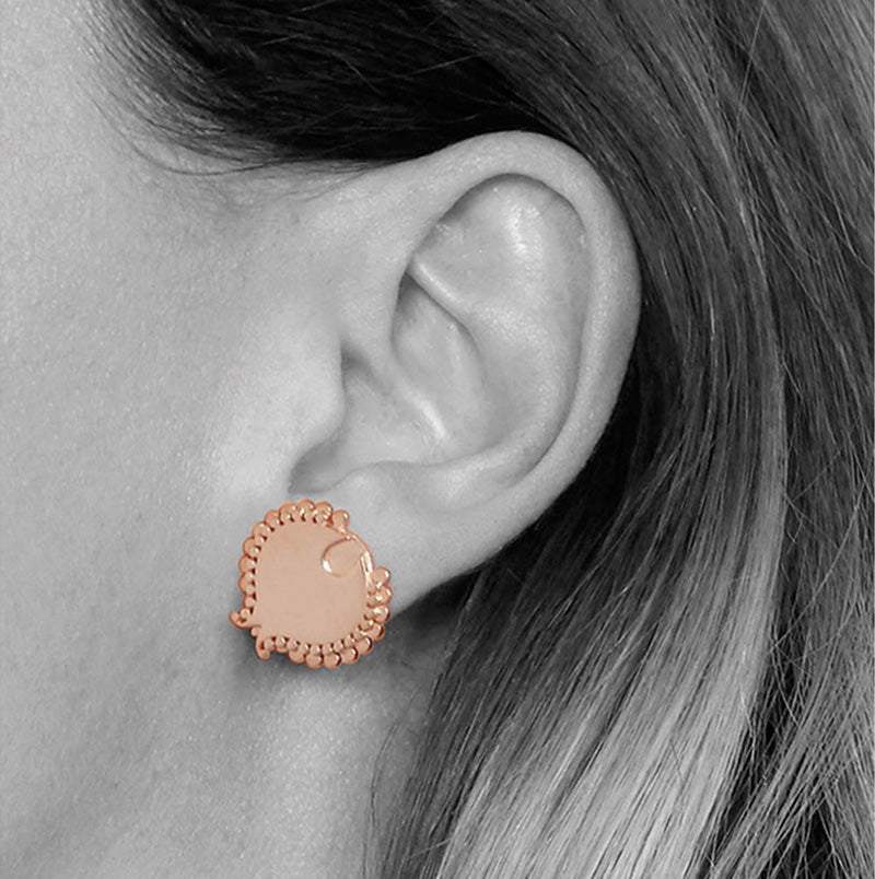 Modelo luciendo los Pendientes de Oro Vermeil rosa, en forma de tulipán estilizado elaborado con corte láser.