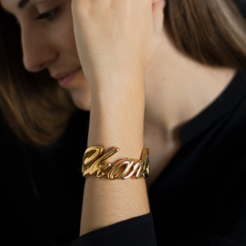 Modelo con Pulsera de Vermeil de oro amarillo, personalizada con tu nombre o palabra especial.